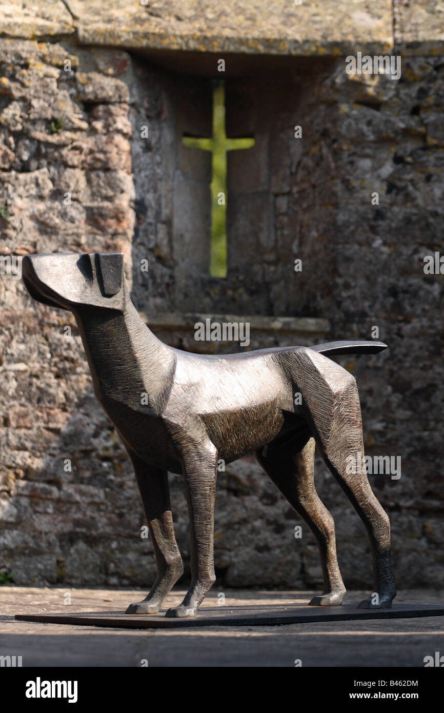 Sculpture en bronze de l'artiste Terence Coventry appelé comité permanent Hound exposée au palais des évêques Wells Somerset 2008 Banque D'Images