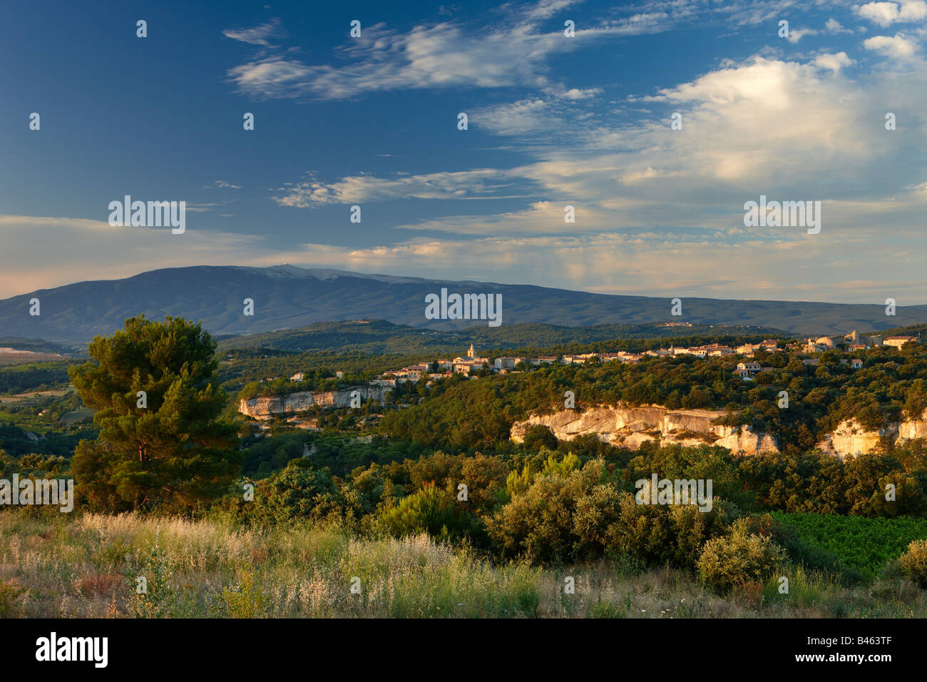 Mt Ventoux avec le village de Venasque, le Vaucluse, Provence, France Banque D'Images