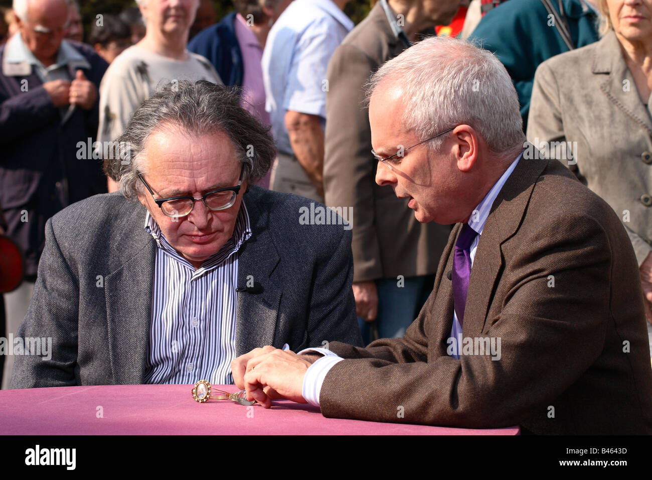 Le tournage de la BBC TV Le programme Roadshow Antiquités avec Geoffrey Munn de l'examen d'experts des bijoux et des membres du public Banque D'Images