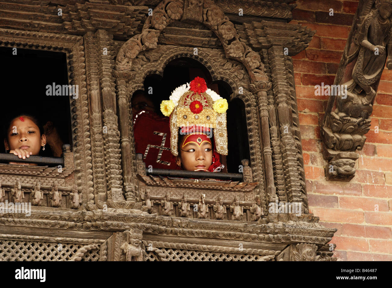 Katmandou Nepal Fenetre Dans La Kumari Bahal Maison De La Kumari Devi Une Jeune Fille Revere Comme Une Deesse Vivante Photo Stock Alamy