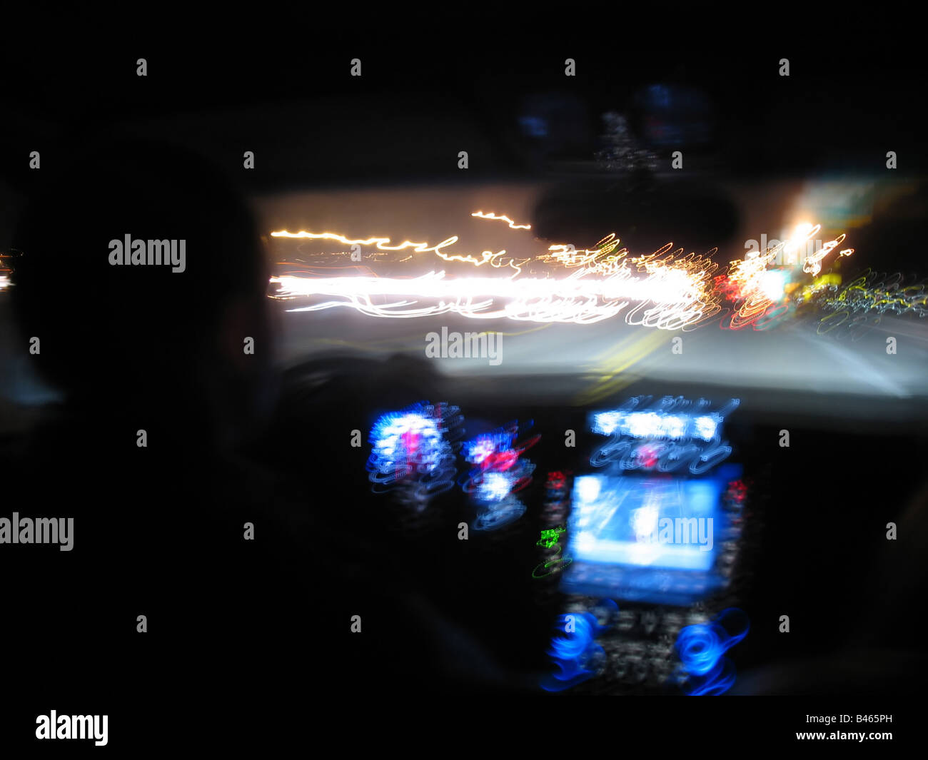 Conduire la nuit dans un véhicule de luxe moderne abstract light trails avec vitesse d'obturation lente Banque D'Images