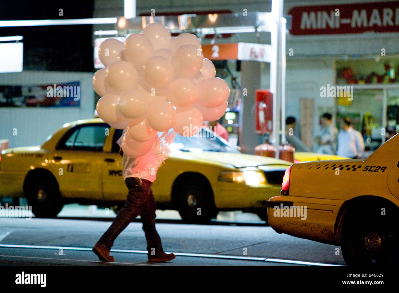 L'homme avec des ballons dans la rue de Manhattan NEW YORK NY USA Banque D'Images
