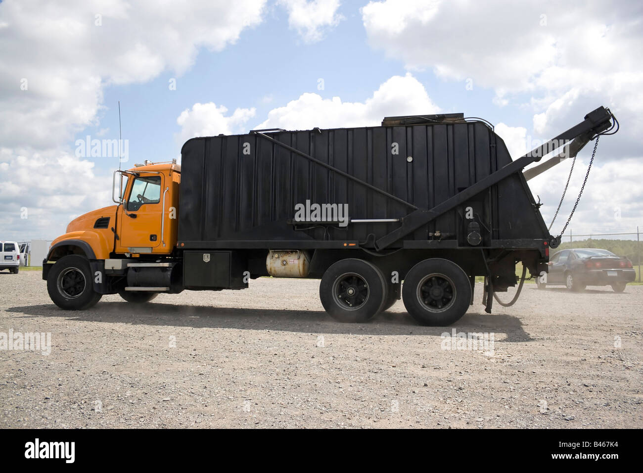 Un camion poubelle moderne sur un ciel bleu Banque D'Images
