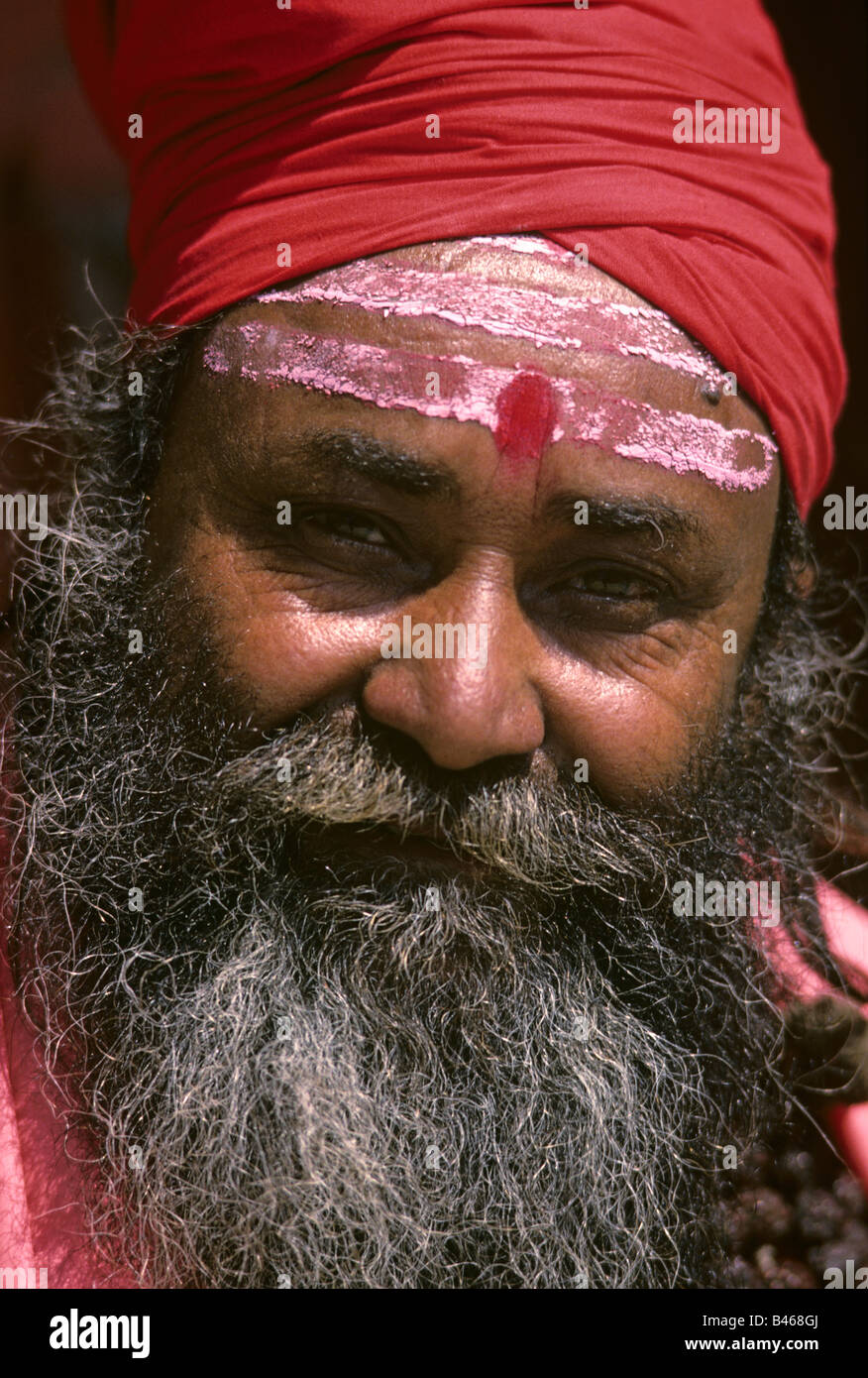 Sadhu saint homme en turban rouge Beard point rouge sur le front près de Katmandou Durbar Square au Népal Banque D'Images