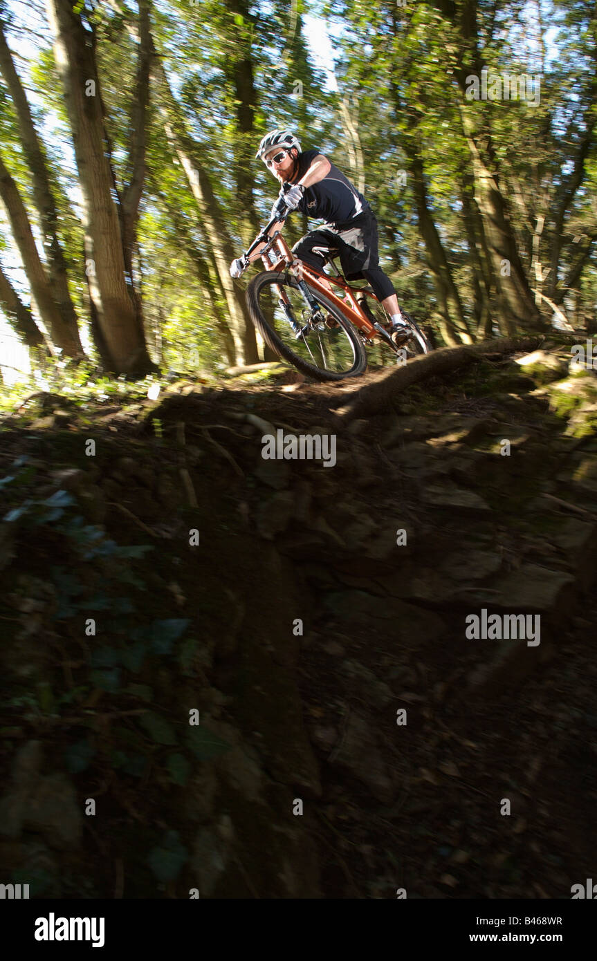 Vélo de montagne sur les sentiers Ashton Court à Bristol, Royaume-Uni Banque D'Images