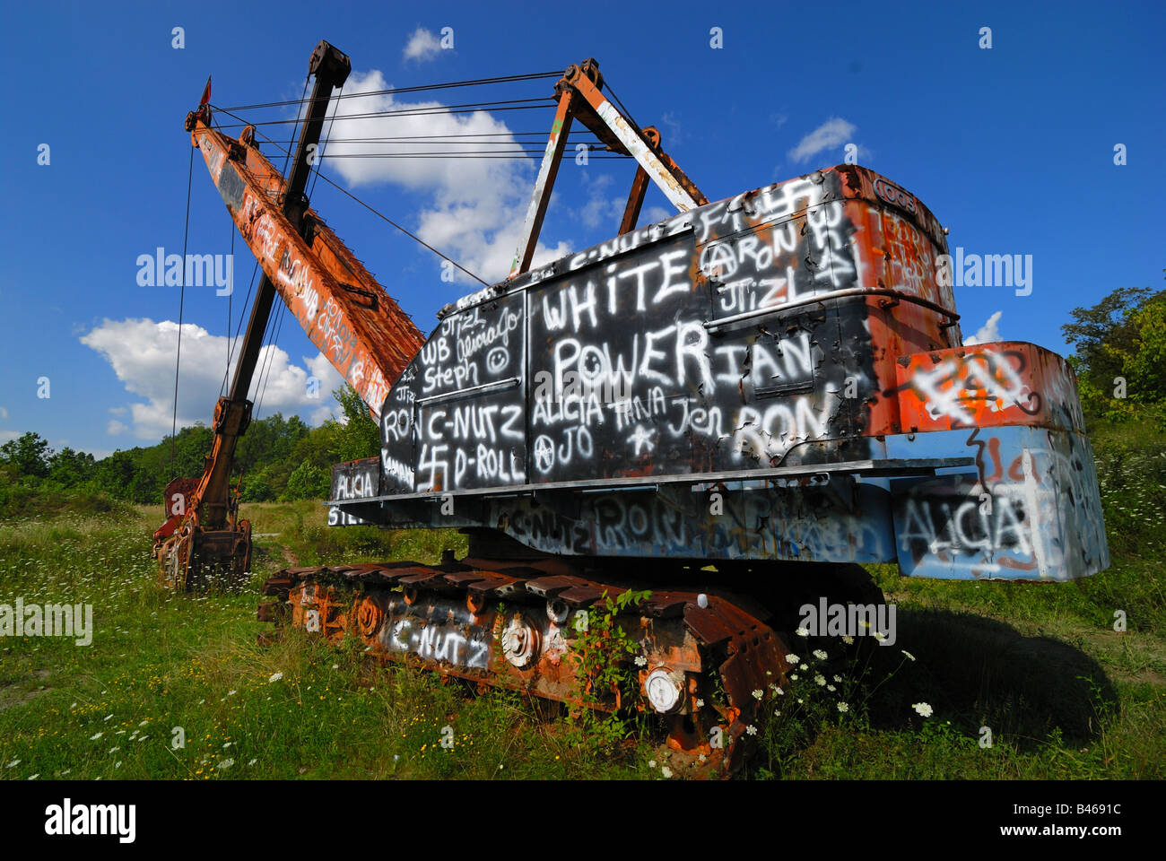 Une pelle à vapeur à l'extérieur de Uniontown, Pennsylvanie est couvert de graffitis racistes et des propos racistes. Banque D'Images