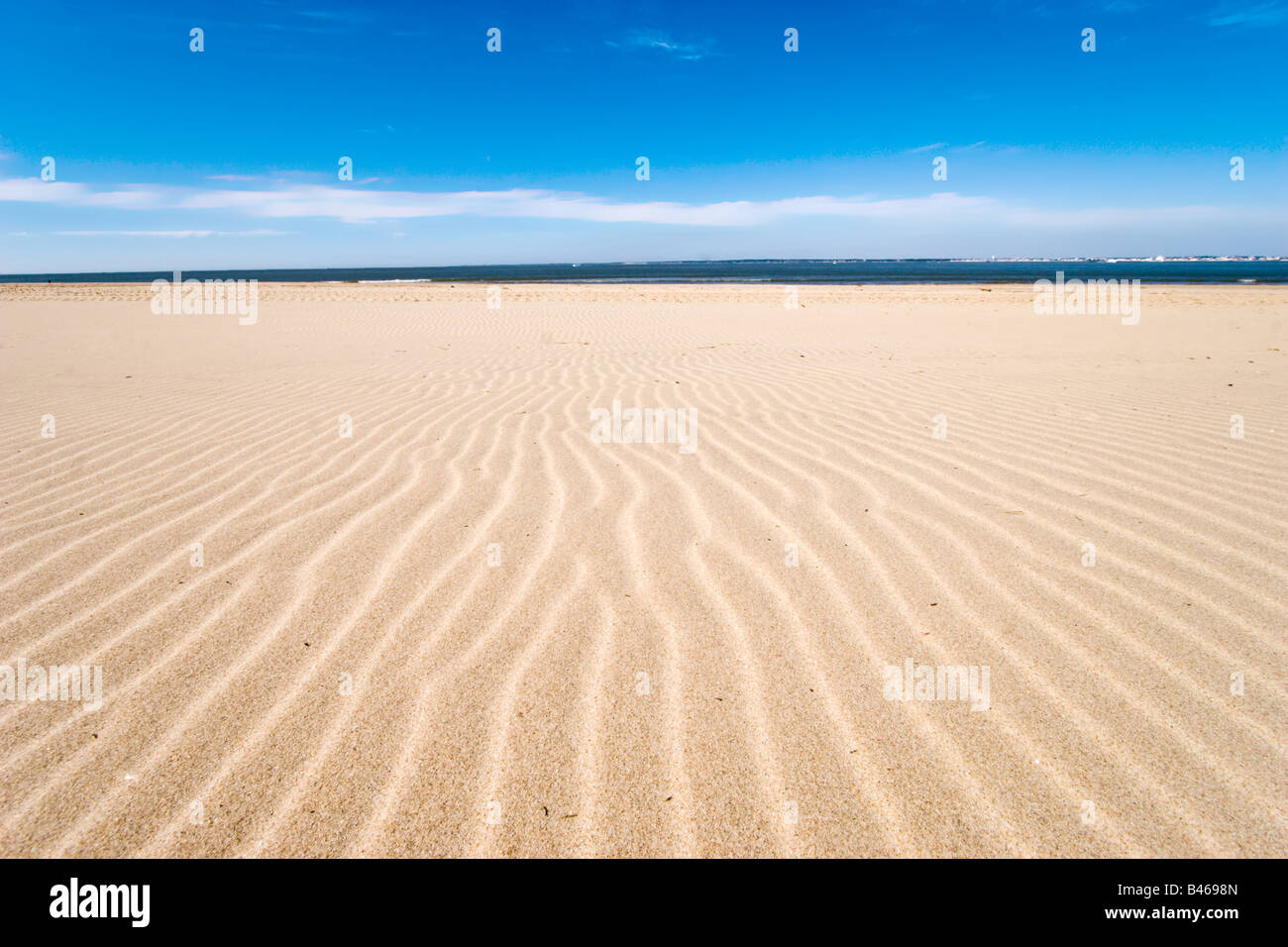 Sable texturé grooves et ciel bleu d'été Banque D'Images