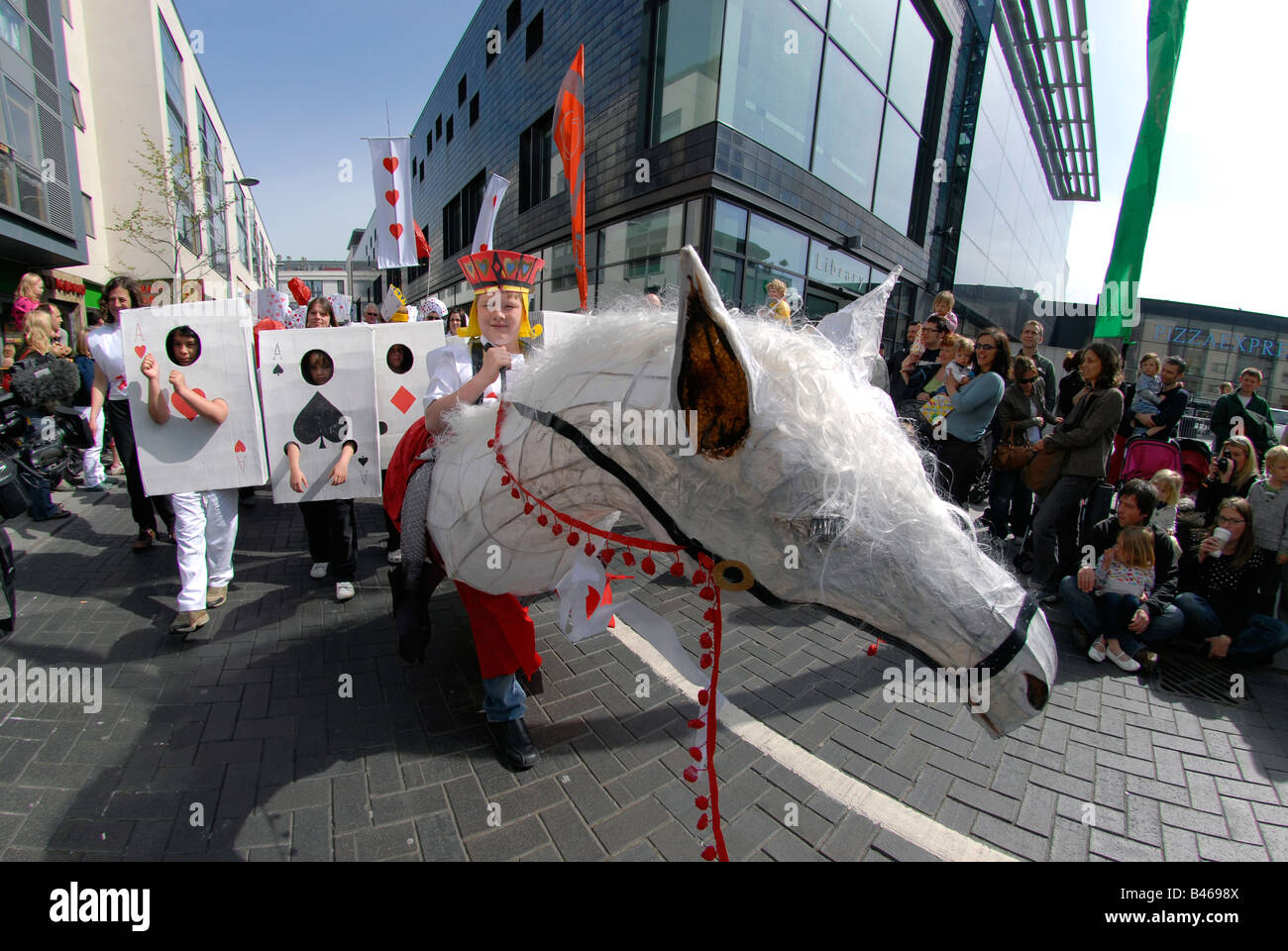 Des enfants des écoles locales de prendre part à la Parade des enfants comme il passe le Jubilé Bibliothèque pour ouvrir le Festival de Brighton, UK Banque D'Images