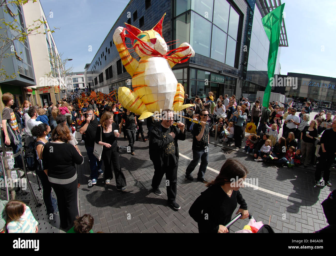 Des enfants des écoles locales de prendre part à la Parade des enfants comme il passe le Jubilé Bibliothèque pour ouvrir le Festival de Brighton, UK Banque D'Images