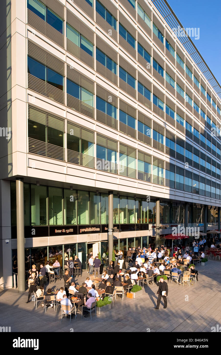 Les gens dans les restaurants et café-bar à St Katharine Docks London United Kingdom Banque D'Images