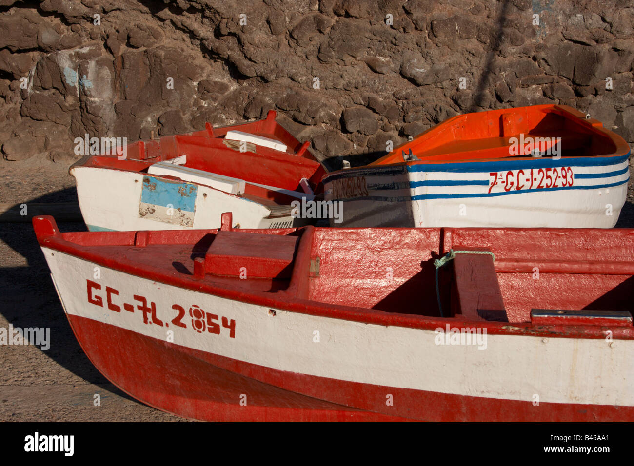 Bateaux de pêche rouge et blanc dans La Aldea San Nicolas sur Gran Canaria dans les îles Canaries. Banque D'Images