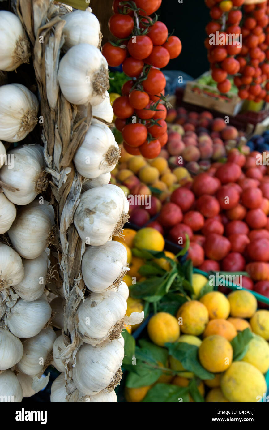 L'ail avec d'autres fruits et légumes frais, Sorrento, Riviera napolitaine, Italie Banque D'Images