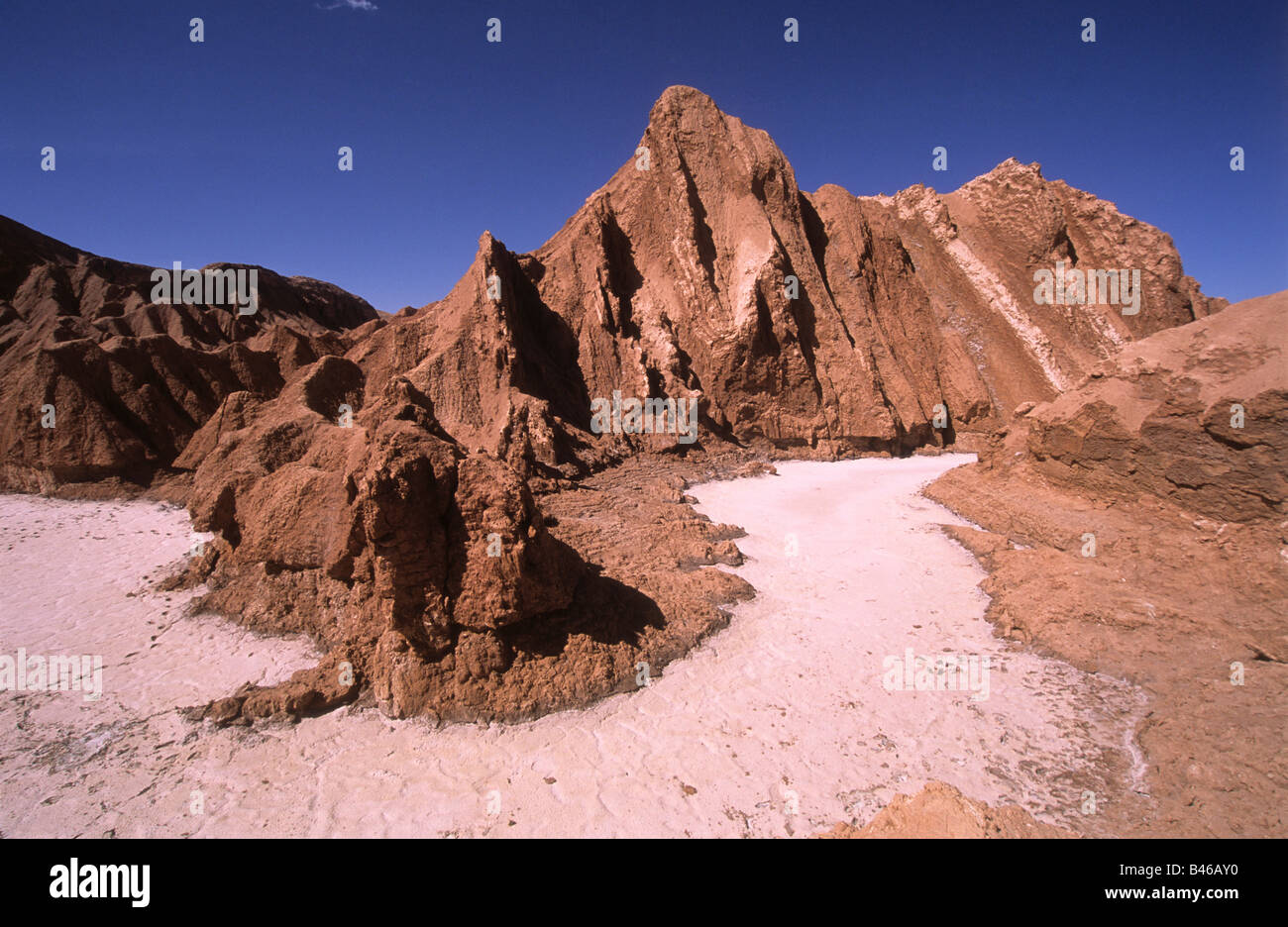Formations rocheuses et dépôts de sel dans Valle de la Muerte / Cordillera de Sal, près de San Pedro de Atacama, Chili Banque D'Images