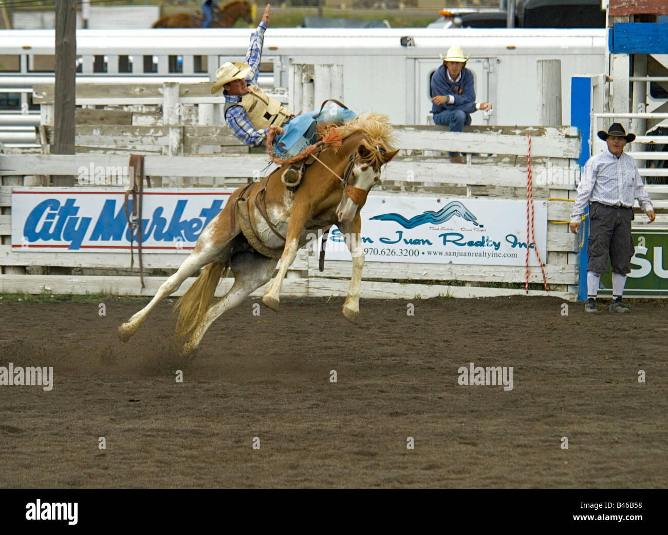 Une selle bronc rider 2008 Ouray County rodeo, Ridgway, Colorado-NOUS Banque D'Images