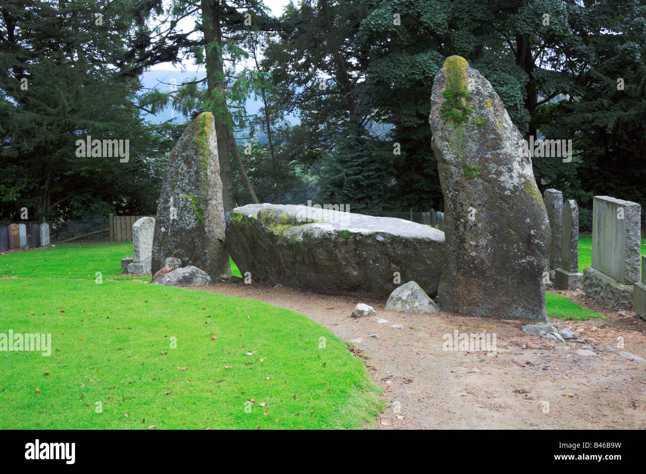 Midmar Kirk Stone Circle, près de Echt, Aberdeenshire, Scotland, UK, montrant les gisants et deux flanker des pierres. Banque D'Images