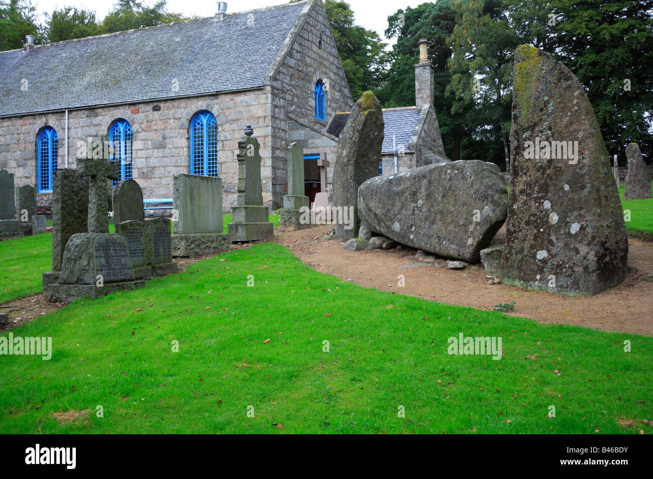 Midmar Kirk Stone Circle, près de Echt, Aberdeenshire, Scotland, UK, montrant l'ergomètre, avec des coins, et deux flanker des pierres. Banque D'Images