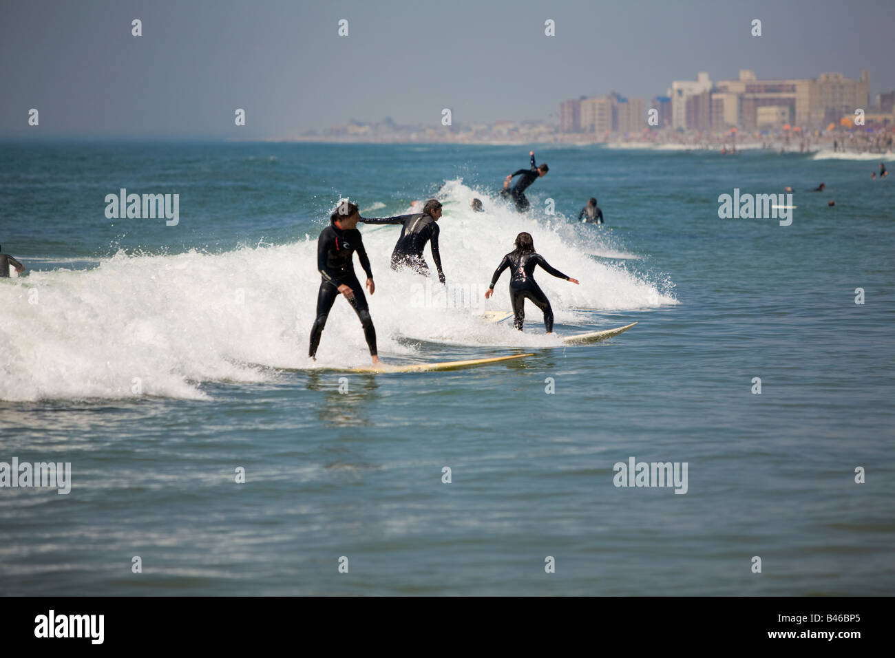 Les vagues de surf de Far Rockaway Beach sur une journée très chaude de juin Far Rockaway Beach Queens New York USA Banque D'Images