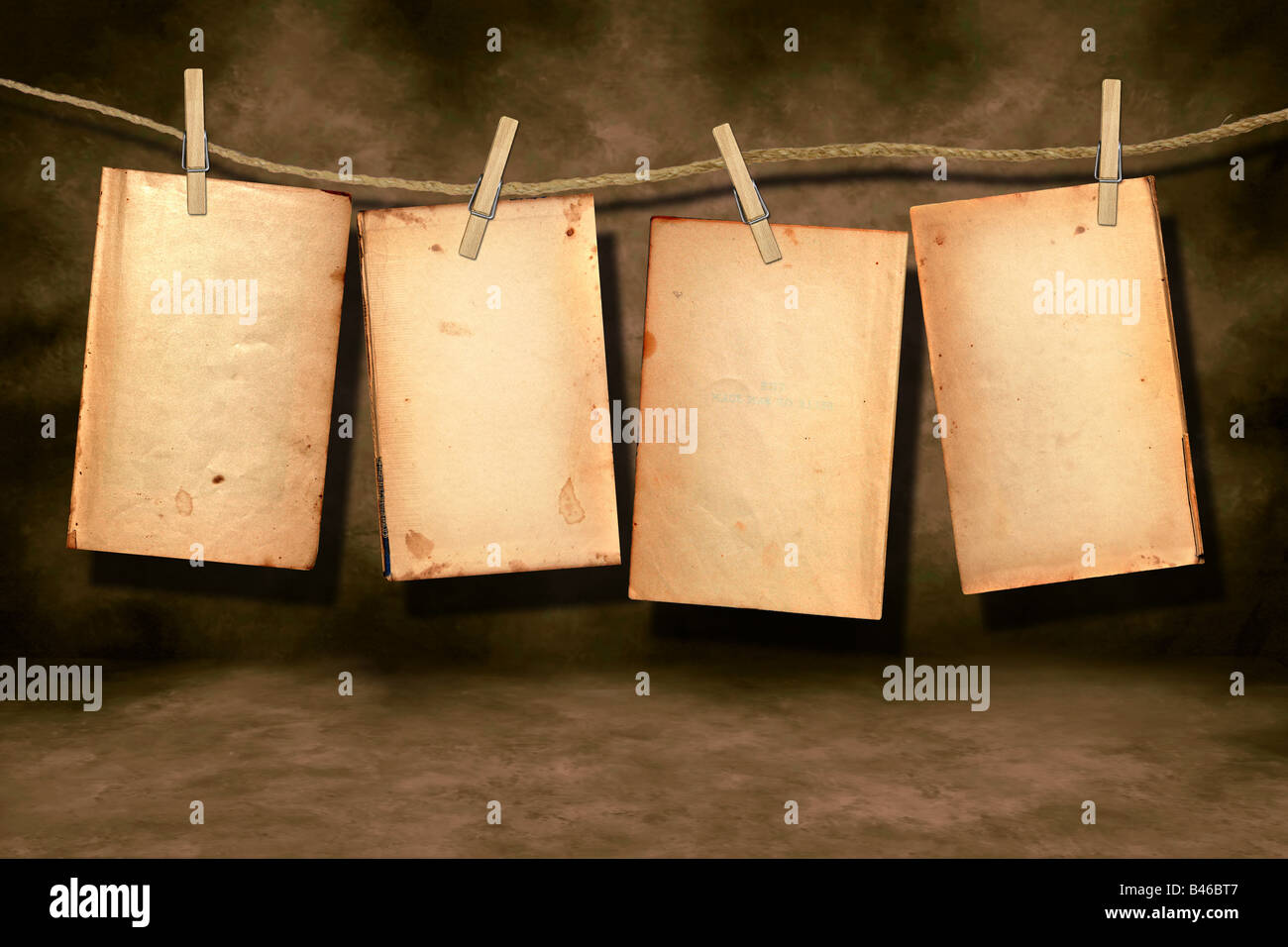Vitraux en détresse vieux carnet de travail ouvert pour votre texte ou des dessins accrochés sur une corde à linge Banque D'Images Vitraux en détresse vieux carnet de travail ouvert pour votre texte ou des dessins accrochés sur une corde à linge Banque D'Images