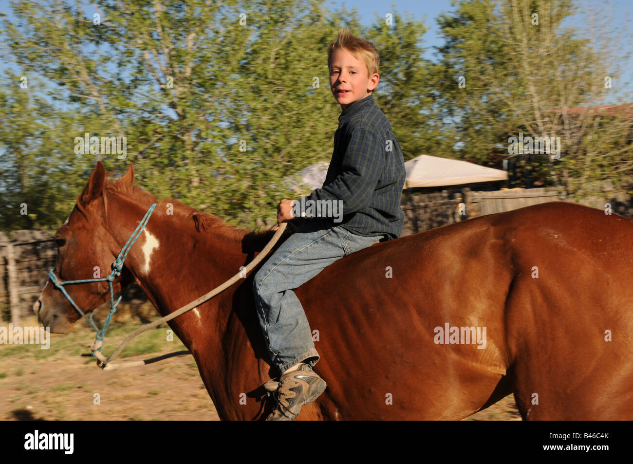 Les jeunes bareback rider au Site historique de Fort Bluff, Bluff, Utah. Banque D'Images