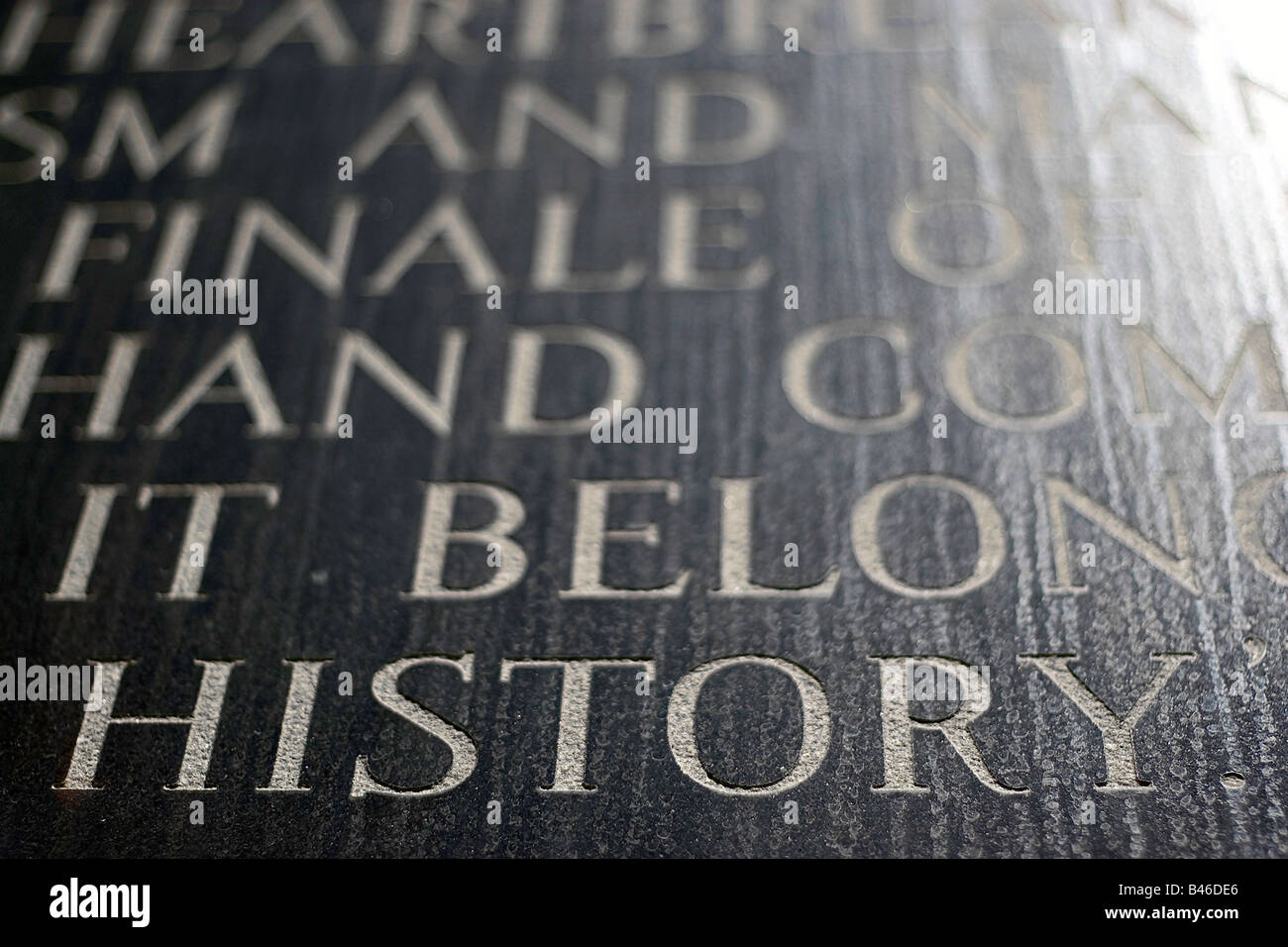 Un gros plan de l'histoire mot gravé sur un monument commémoratif de guerre Banque D'Images