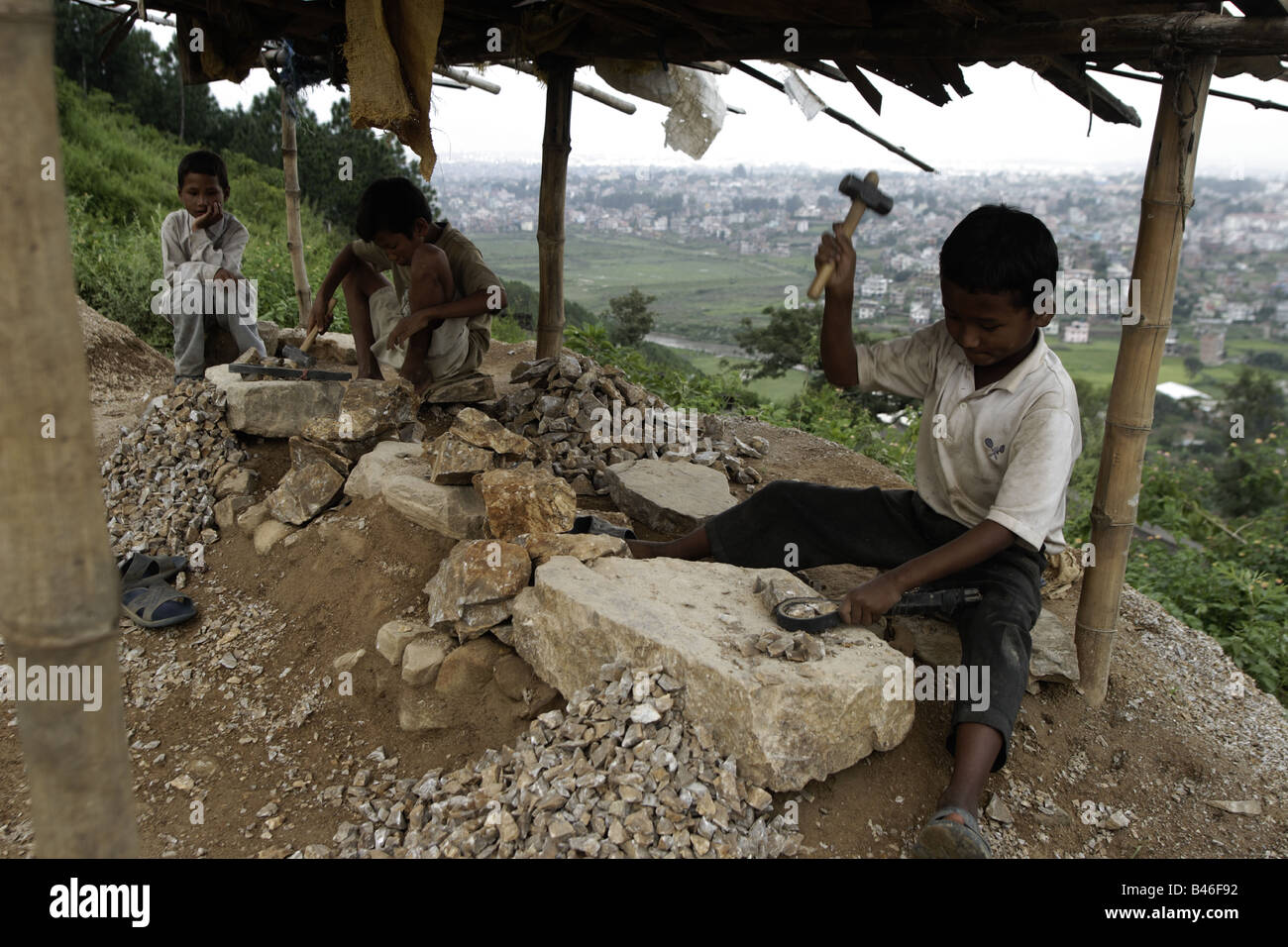 Les jeunes garçons qui travaillent dans une carrière de pierres en bordure de Népalais Banque D'Images