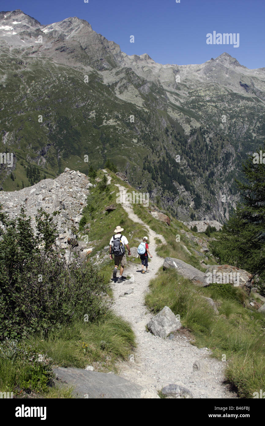 Homme et enfant randonnée dans les Alpes italiennes Banque D'Images