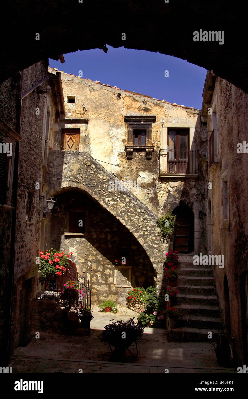 Une cour ombragée dans la ville médiévale de San Stefano de Sessanio dans les Abruzzes, en Italie. Banque D'Images