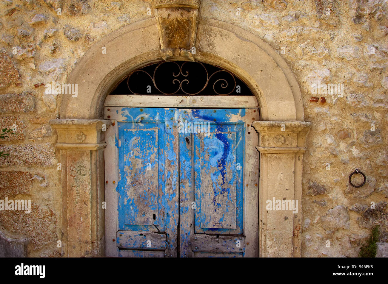 Porte médiévale dans la ville de San Stefano de Sessanio dans la région Vénétie en Italie. Banque D'Images