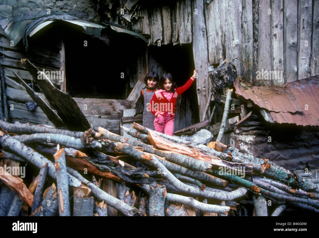 2, 2, les Grecs, Grec, grec, les filles Les filles, le contact oculaire, vue de face, portrait, Metsovo, région des montagnes Pindos, Épire, Grèce, Europe Banque D'Images