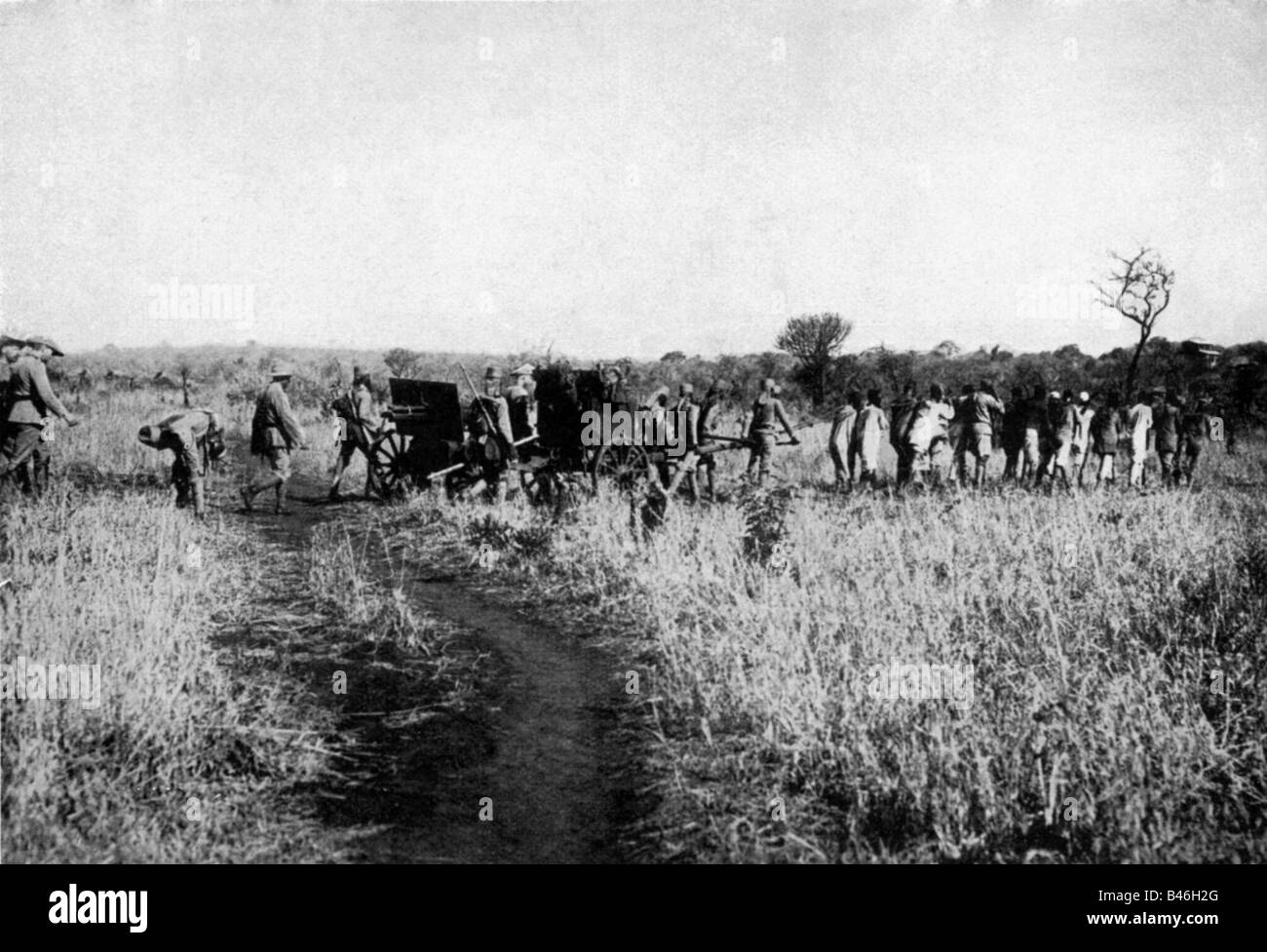 Événements, première Guerre mondiale / première Guerre mondiale, Afrique, Tanzanie (Afrique de l'est allemande), transport d'une arme à feu rapide, 1915, Banque D'Images