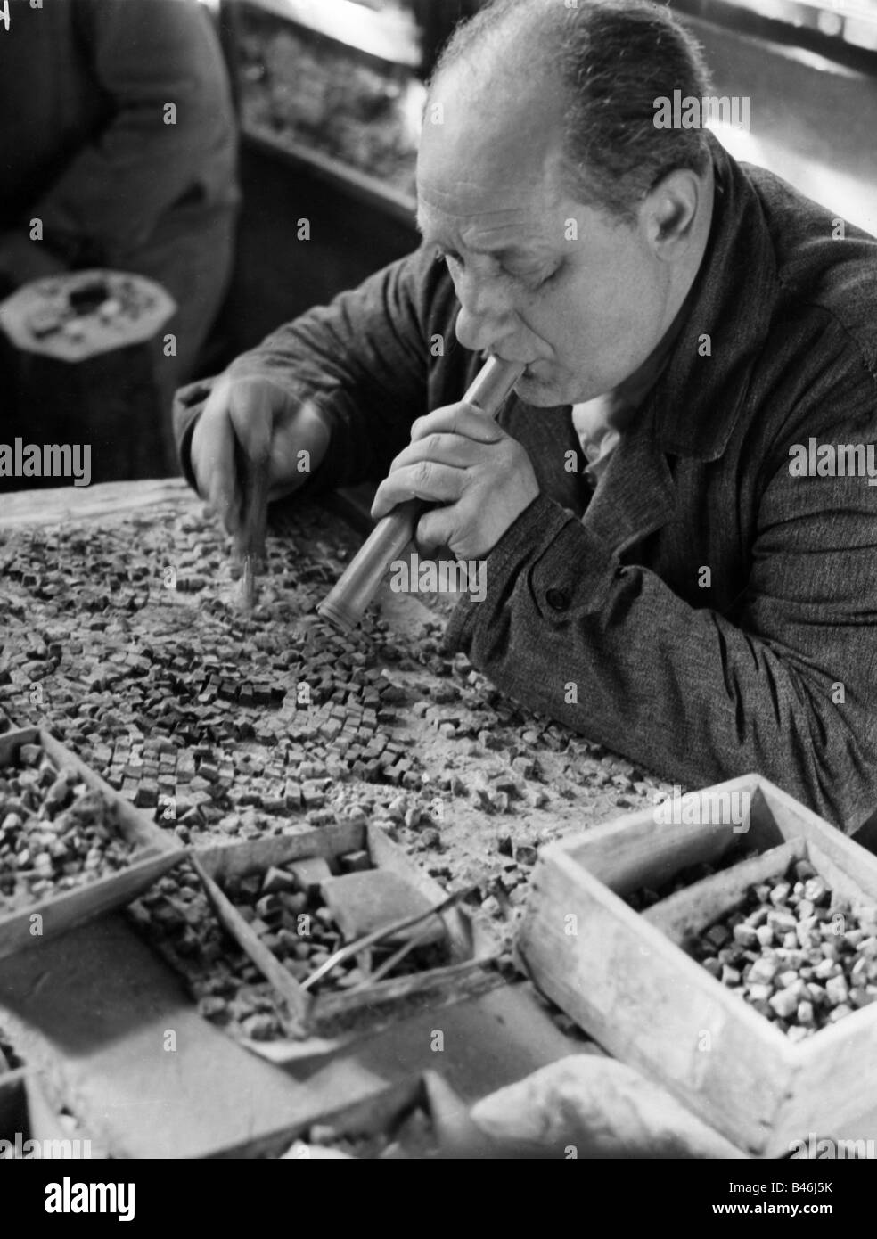 Les gens, les professions, restaurateur est de nettoyer les lacets de la mosaïque, église de Saint-Marc, Venise, 1960, Banque D'Images