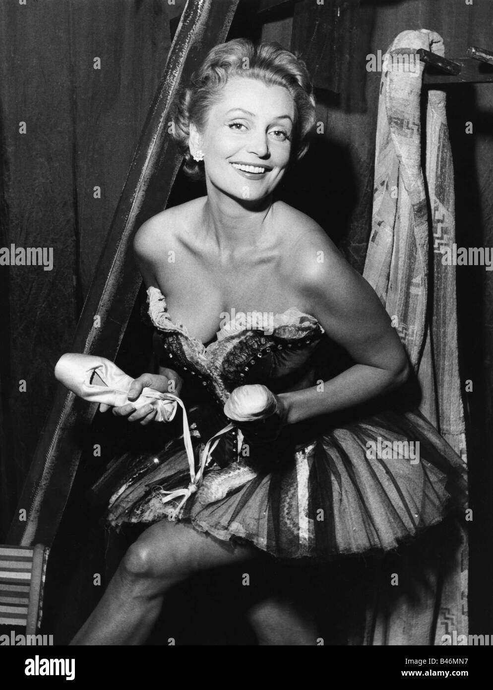 Farell, Claude, 7.5.1914 - 17.3.2008, actrice autrichienne, demi-longueur, derrière la scène du théâtre "Burning Bride", années 1950, Banque D'Images