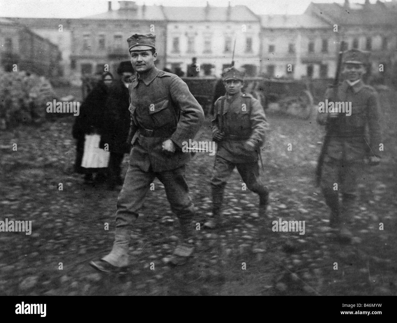 Événements, première Guerre mondiale / première Guerre mondiale, militaires, soldats, Autrichiens dans un village conquis, 1914 - 1918, Banque D'Images