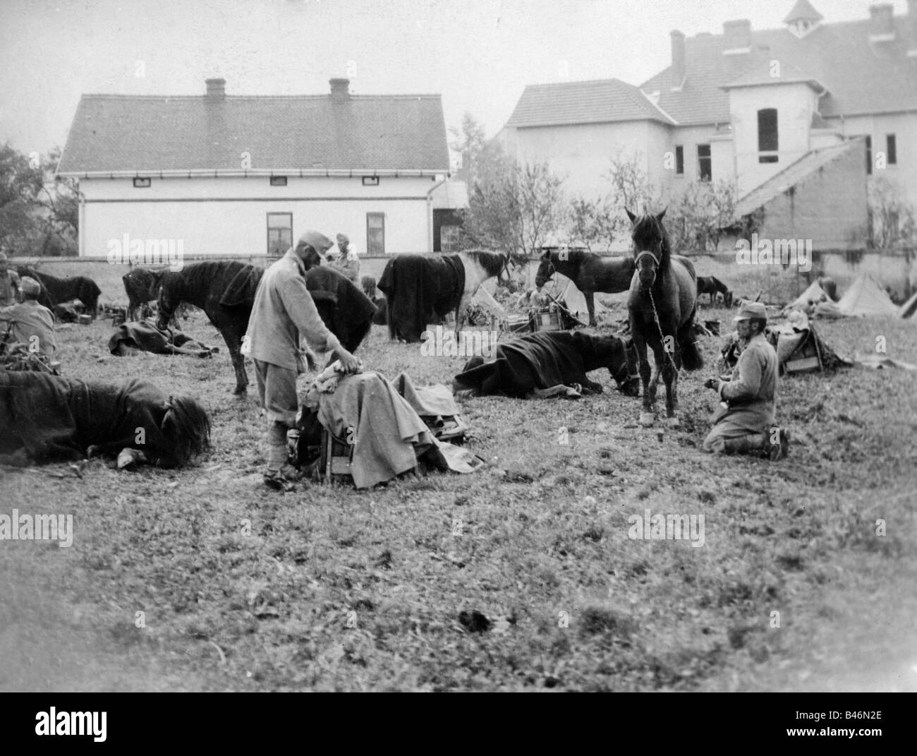 Événements, première Guerre mondiale / première Guerre mondiale, militaires, soldats, Autrichiens au repos, XXe siècle, Autriche-Hongrie, Autriche, Hongrie, double monarchie, historique, historique, chevaux, camp militaire, arrière-pays, peuple, 1910, Banque D'Images