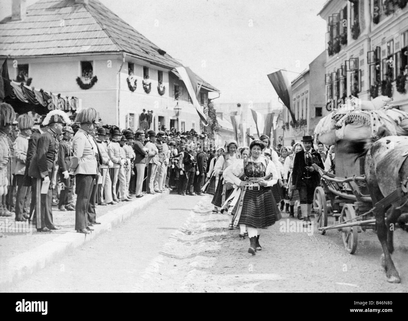 Militaire, Autriche-Hongrie, soldats autrichiens regardant le spectacle, début du XXe siècle, Autriche, Hongrie, uniforme, uniformes, costume, costumes, voiturette, foule, officiers, historique, historique, peuple, 1900, 1910, Banque D'Images