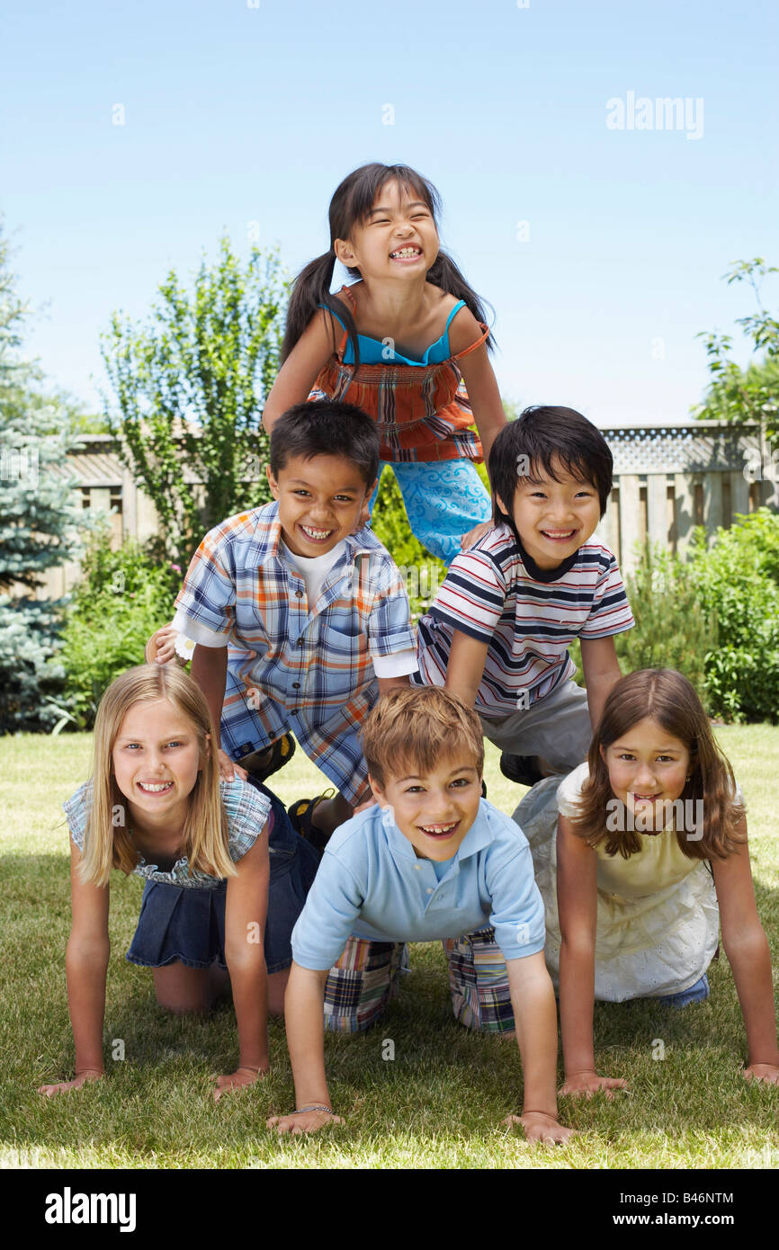 Groupe D Enfants Formant Pyramide Humaine En Plein Air Photo Stock Alamy