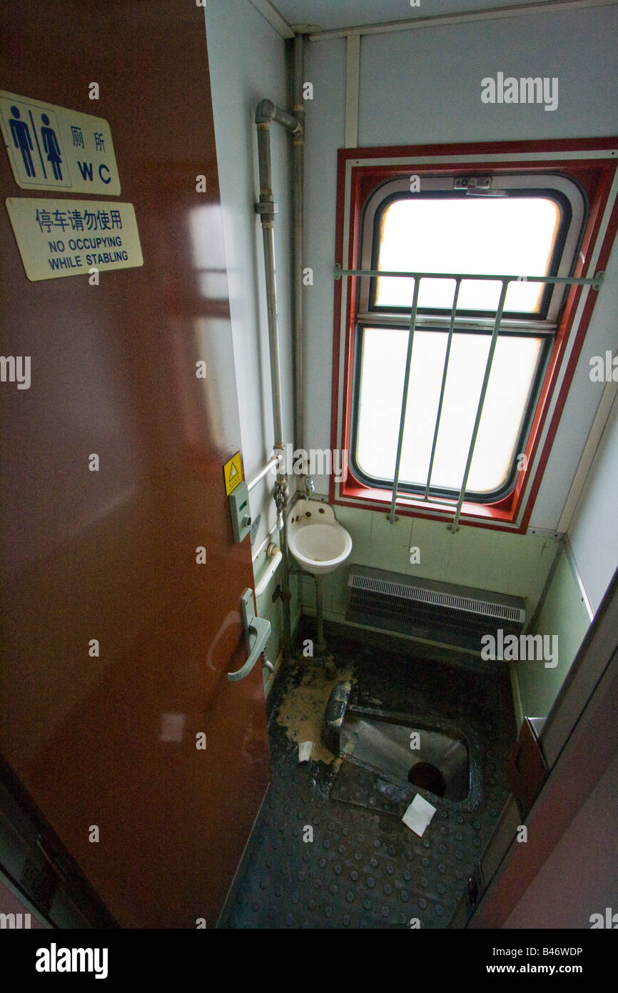 Toilettes à l'intérieur d'un train s'accroupir près de Xian Chine Banque D'Images