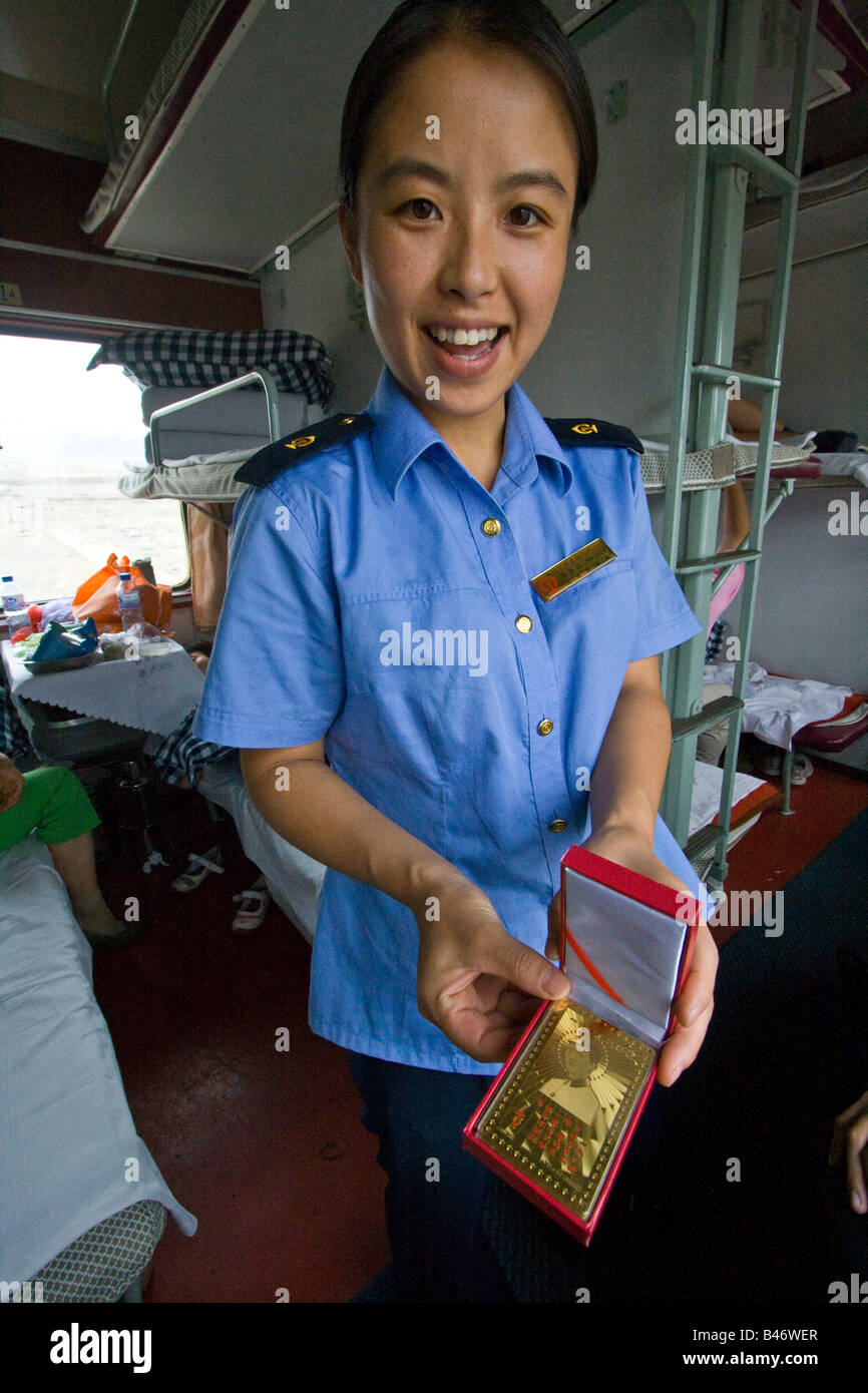 Accompagnateur de train Mao Vente de souvenirs sur un train chinois Banque D'Images