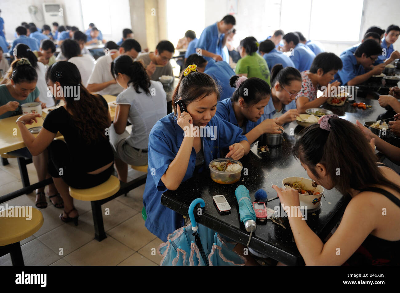 Les travailleurs ont le déjeuner dans un moule industriel Usine de Dongguan, Guangdong, Chine. 20-Sep-2008 Banque D'Images