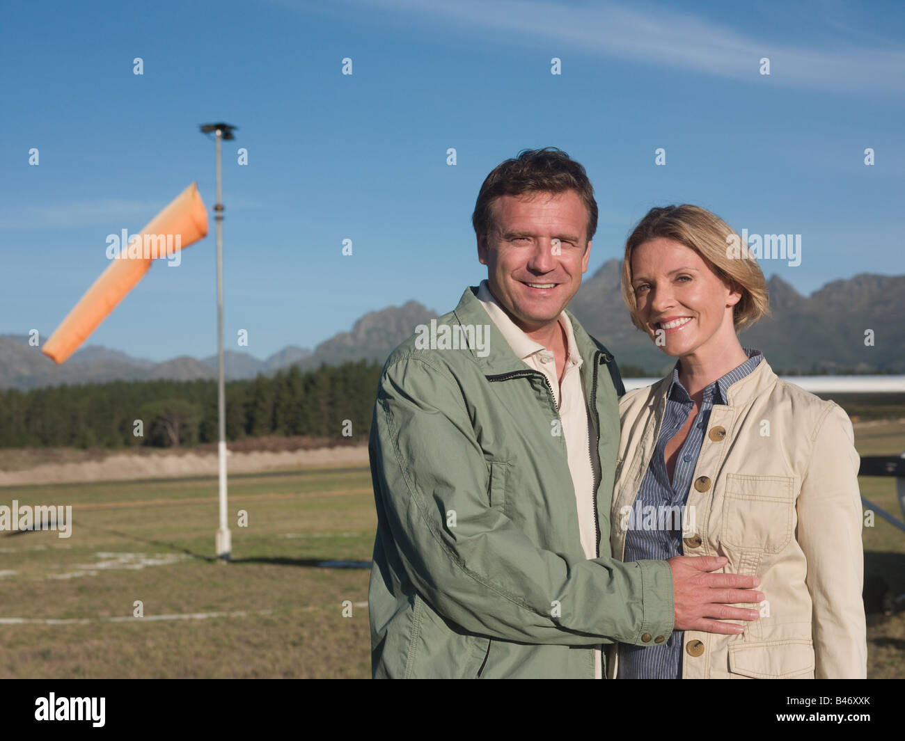 Couple on airfield Banque D'Images
