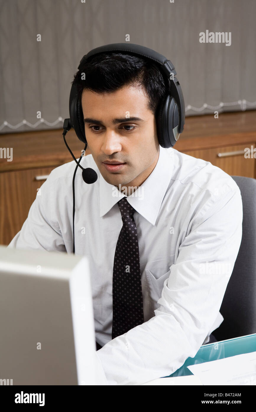 L'homme Indien travaillant dans un centre d'appel Banque D'Images
