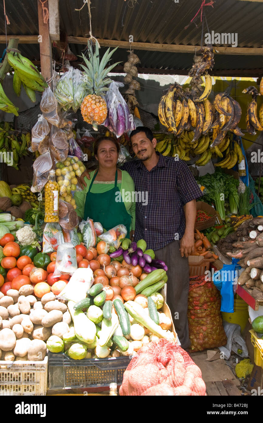 Un couple de vendeurs pose devant l'appareil photo à Penonome Marché Public, Province de Cocle, République de Panama, Amérique Centrale Banque D'Images
