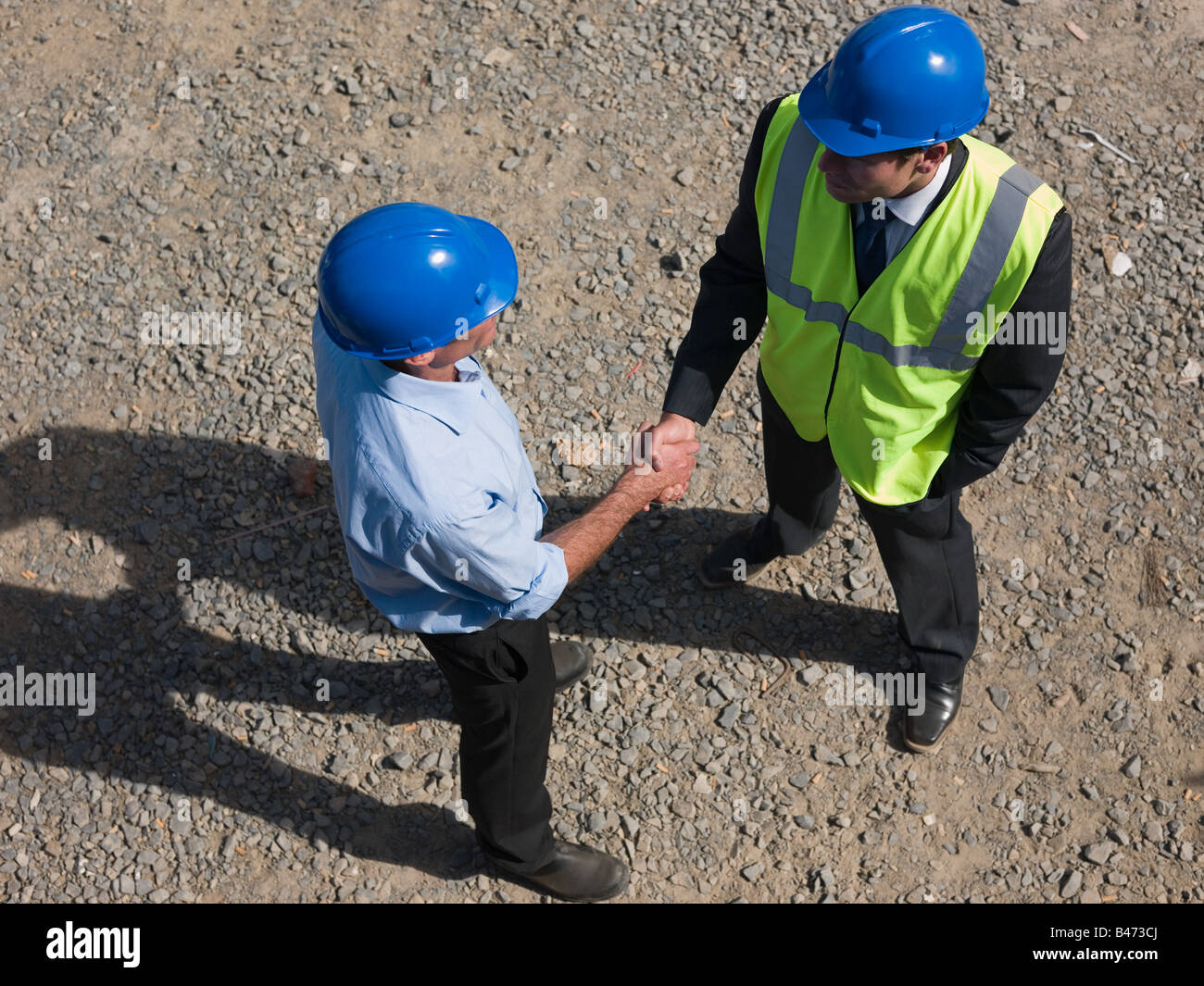 Engineers shaking hands Banque D'Images