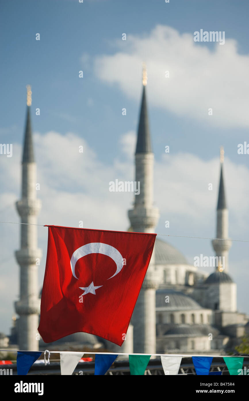 Drapeau turc à la mosquée bleue à ramadan Banque D'Images
