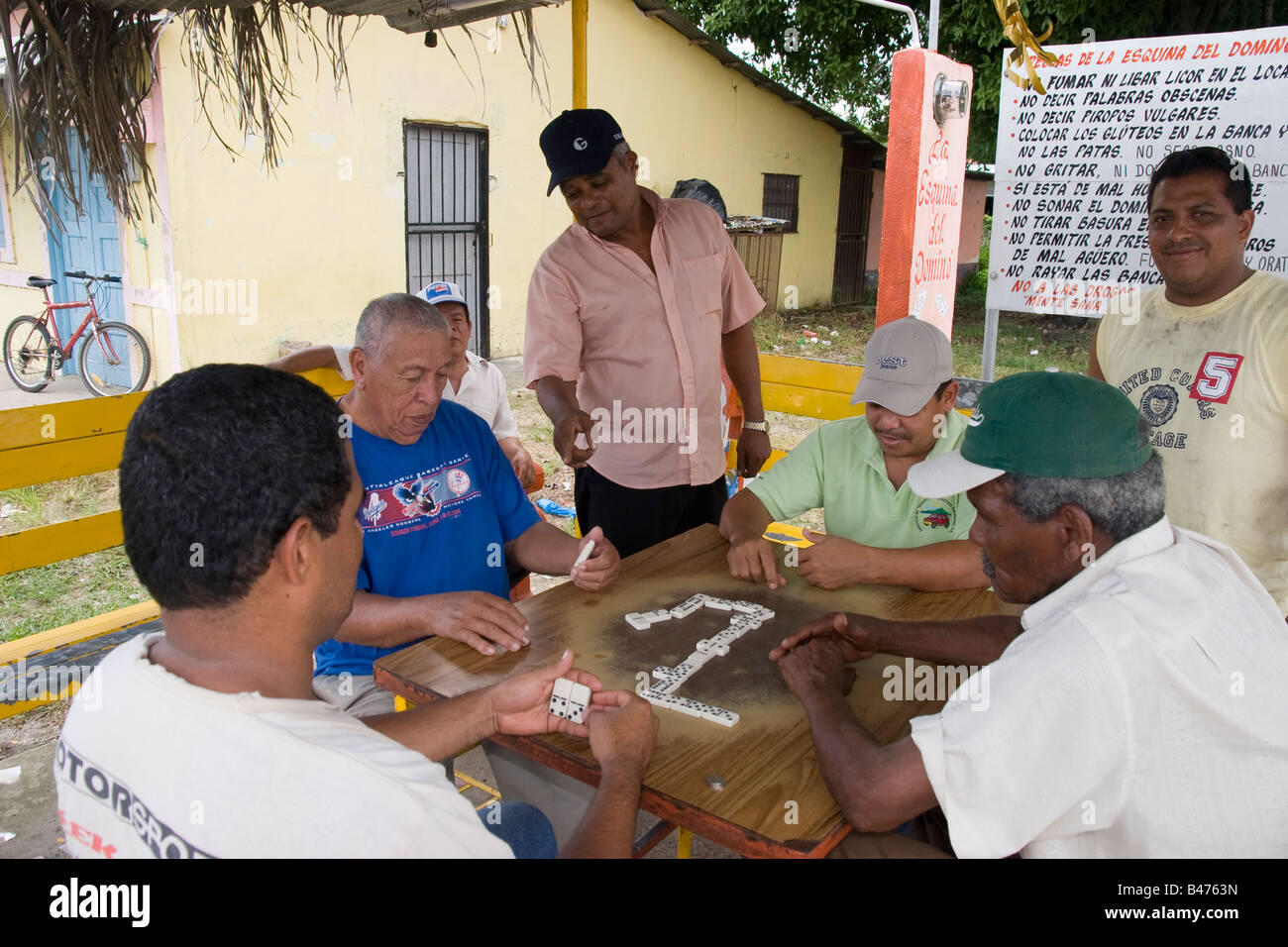 Un groupe d'hommes jouent aux dominos dans Anton, Province de Cocle, République de Panama, Amérique Centrale Banque D'Images
