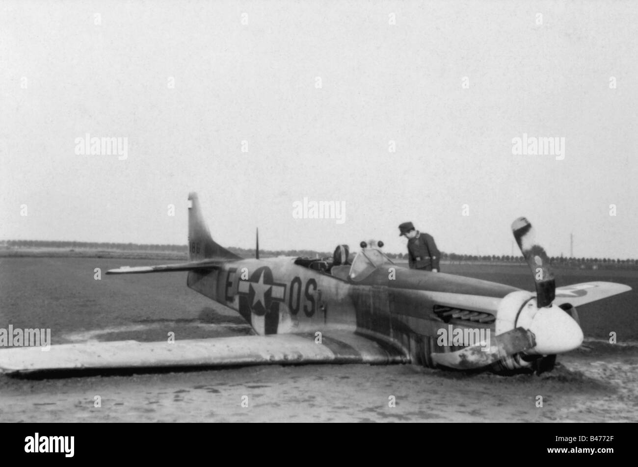 Événements, seconde Guerre mondiale / seconde Guerre mondiale, guerre aérienne, avion, écrasé / endommagé, atterrissage forcé avion de chasse américain Amérique du Nord P-51 D Mustang, 1944 / 1945, Banque D'Images