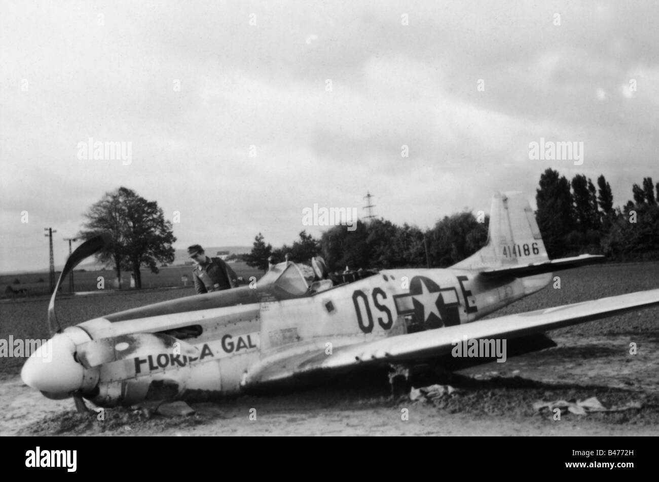 Événements, seconde Guerre mondiale / seconde Guerre mondiale, guerre aérienne, avion, écrasé / endommagé, atterrissage forcé avion de chasse américain Amérique du Nord P-51 D Mustang, 1944 / 1945, Banque D'Images