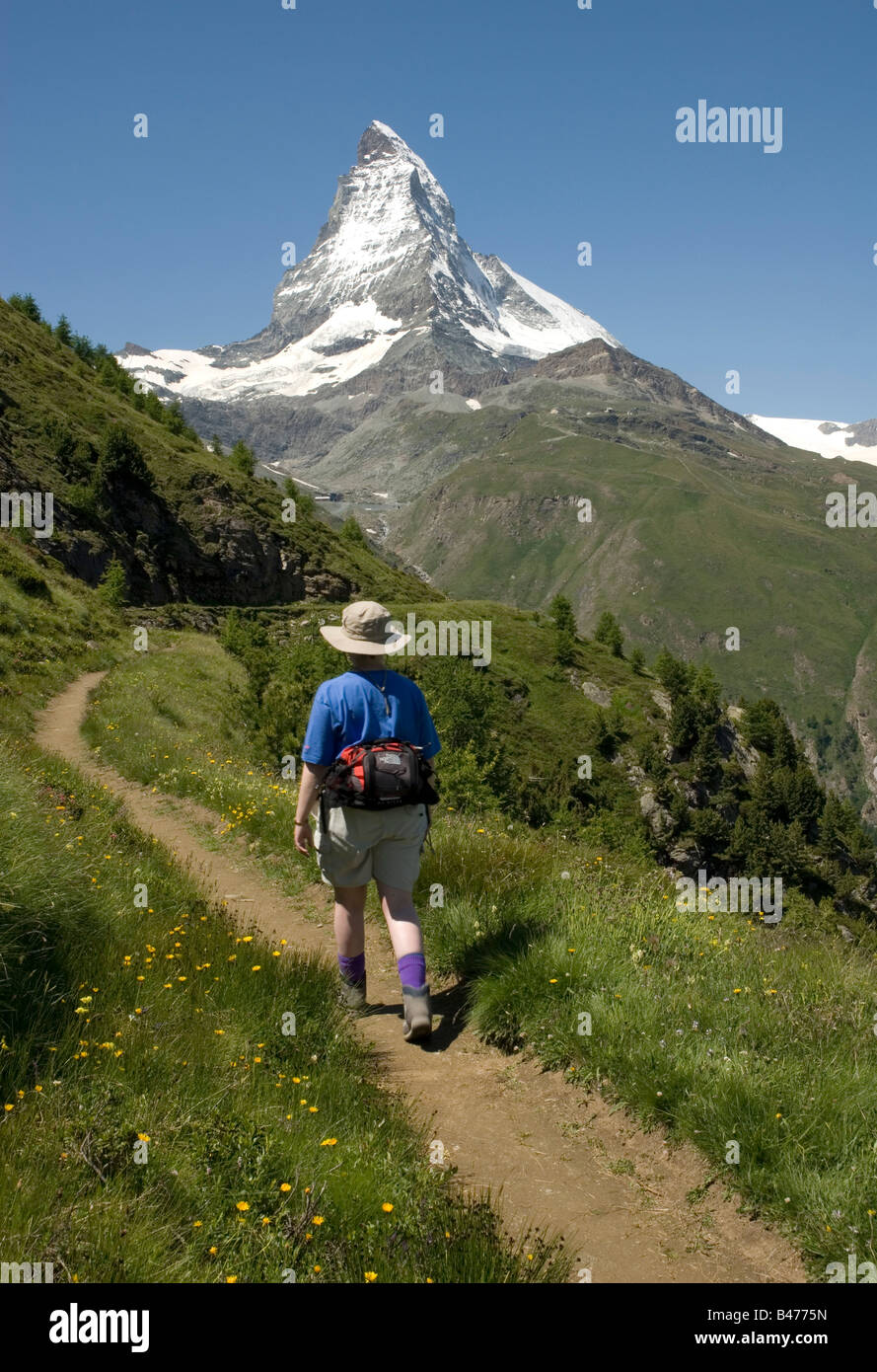 Marcher au milieu de la magnifique paysage alpin au-dessus de Zermatt en Suisse, avec le Cervin dominant Banque D'Images
