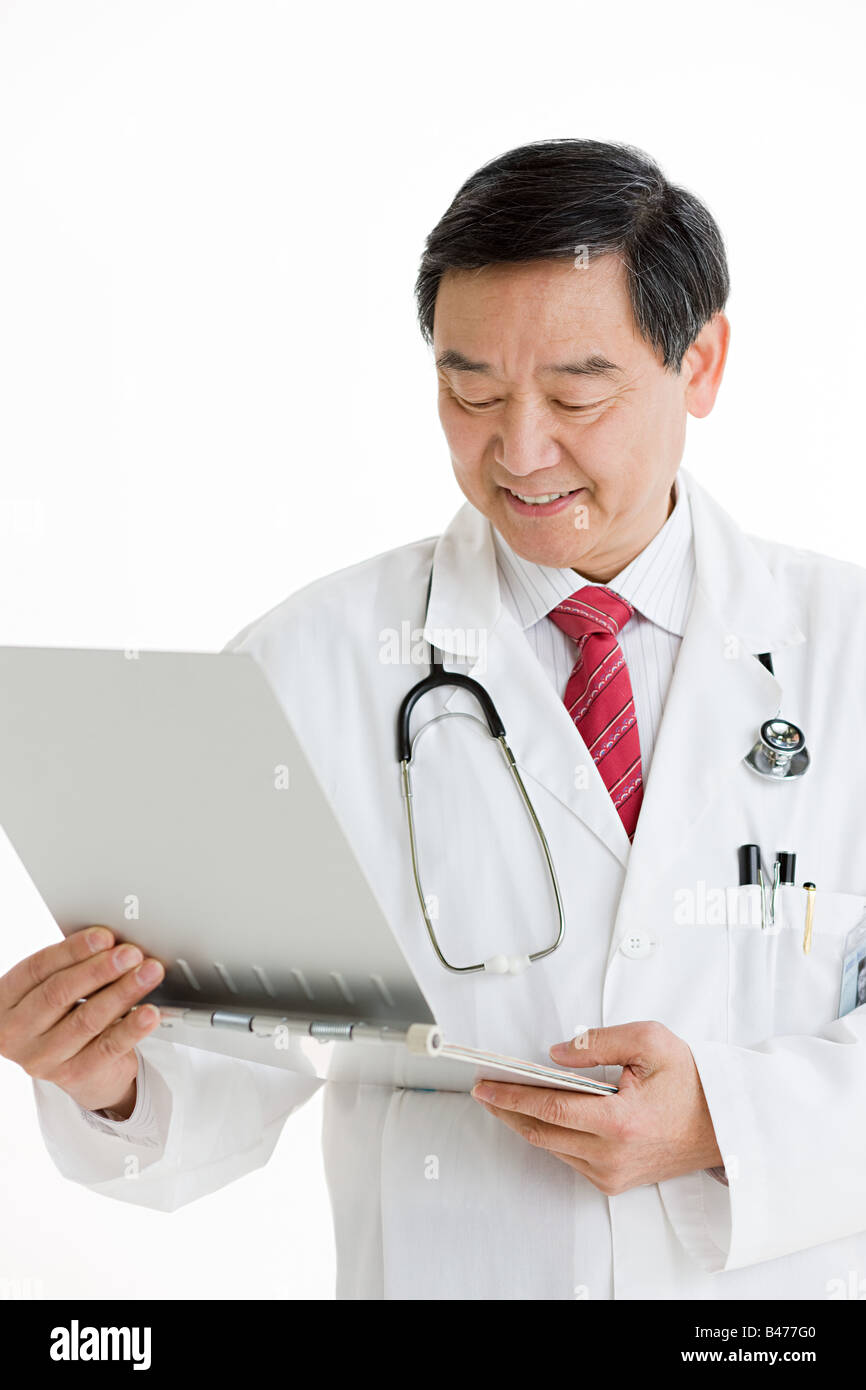 À la recherche d'un médecin à un graphique Banque D'Images