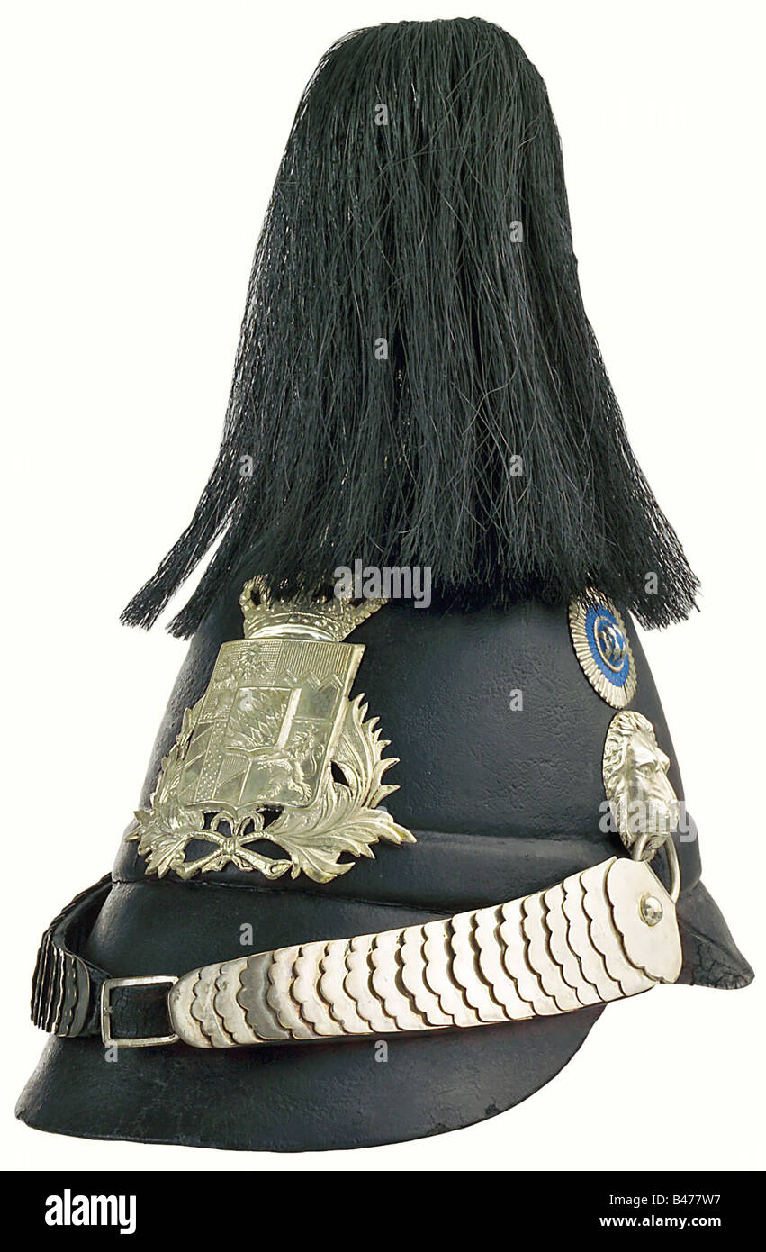 Casque de protection civile modèle 1850, pour le personnel inscrit. Crâne en cuir noir avec fixations de couleur argent, blason pour homme inscrit, mentonnière plate en métal. Doublure en cuir. Brosse noire en crin de cheval. Merveilleux état. Historique, historique, XIXe siècle, Bavière, bavarois, allemand, Allemagne, Sud de l'Allemagne, Sud de l'Allemagne, objet, objets, alambics, militaria, découpe, découpe, découpe, découpe, casque, casque, casque, casque, coiffeur, ustensile, équipement, ustensiles, protection, coiffures, équipement uniforme, uniformes, Banque D'Images